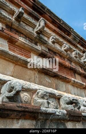 File di elefanti scolpiti in pietra fanno parte degli interni del 3 ° secolo Jetavanarama Dagoba presso l'antico sito di Anuradhapura in Sri Lanka. Foto Stock