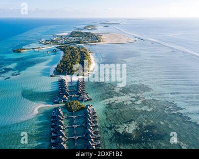 Maldive, Atollo Kaafu, veduta aerea di bungalow di località turistica sull'isola di Huraa Foto Stock
