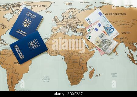 Passaporti ucraini sulla mappa di viaggio con denaro Foto Stock