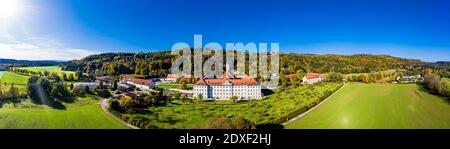 Germania, Baviera, Schaftlarn, elicottero vista dell'abbazia di Schaftlarn il sole giorno d'autunno Foto Stock