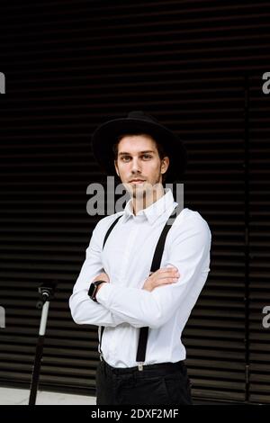 Ritratto di uomo d'affari in camicia bianca e sospetti neri Foto Stock