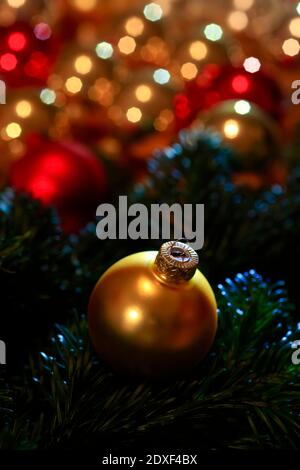 Natale color oro bauble Foto Stock