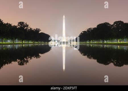 USA, Washington DC, Washington Monument che riflette nella piscina riflettente Lincoln Memorial di notte Foto Stock