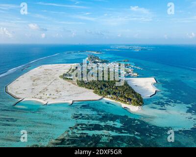 Maldive, Atollo di Kaafu, veduta aerea dell'isola di Huraa Foto Stock