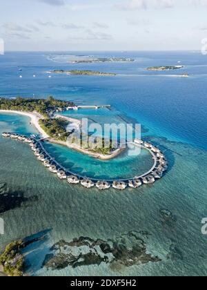 Maldive, Atollo Kaafu, veduta aerea di bungalow di località turistica sull'isola di Kanuhuraa Foto Stock