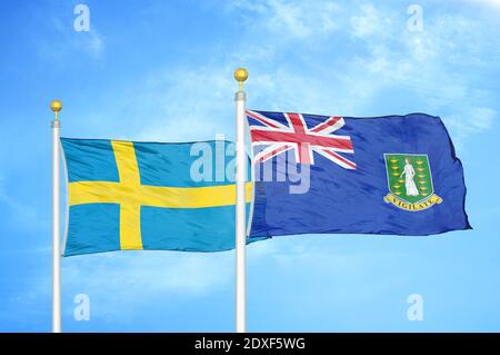 Svezia e Isole Vergini britanniche due bandiere sui flagpoli e. cielo blu Foto Stock