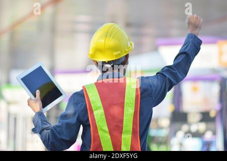 Progettazione di un tablet e di un concetto di successo della mano potenza della stazione petrolifera tecnologia energetica Foto Stock