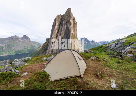 Tenda contro il monte Segla in Norvegia Foto Stock