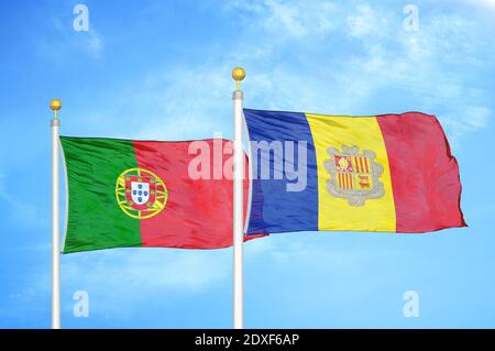 Portogallo e Andorra due bandiere su paletti e cielo blu Foto Stock