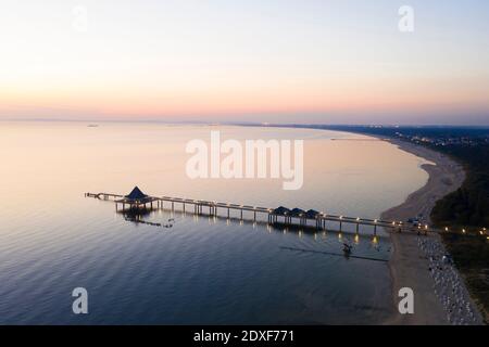 Germania, Usedom, Pier in mare al tramonto, vista aerea Foto Stock