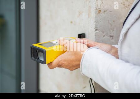 Misuratore di distanza laser con supporto architetto femmina Foto Stock