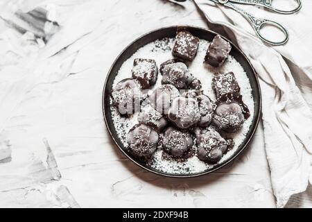 Pasticceria di gelato al cocco in ciotola nera Foto Stock