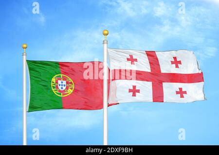 Portogallo e Georgia due bandiere su paletti e cielo blu Foto Stock