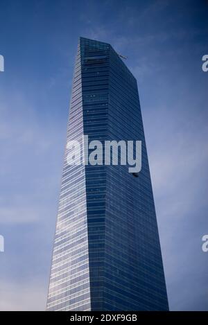 Spagna, Madrid, piattaforma per la pulizia dei finestrini sospesa da un alto grattacielo moderno Foto Stock