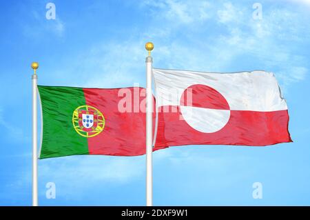 Portogallo e Groenlandia due bandiere su pali e cielo blu Foto Stock