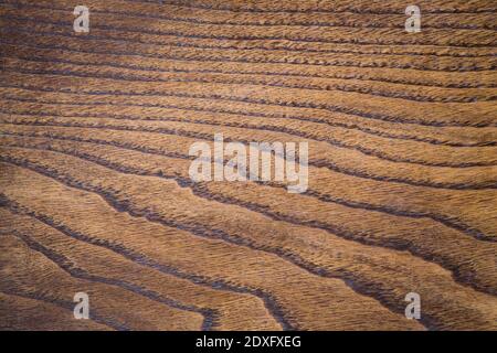 Una superficie in legno granato. Per sfondo rustico e rurale. Sfondo per inviti a Natale, nozze, compleanno e altri eventi Foto Stock