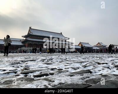 (201224) -- PECHINO, 24 dicembre 2020 (Xinhua) -- Foto scattata con un telefono cellulare mostra le persone che visitano il Museo del Palazzo dopo la neve a Pechino, capitale della Cina, 30 novembre 2019. L'anno 2020 segna il 600° anniversario della Città Proibita. Costruita tra il 1406 e il 1420, la Città Proibita misura 961 metri da nord a sud e 753 metri da est a ovest, su un'area di circa 720,000 metri quadrati. Caratterizzato da pareti rosse e da tegole vetrate gialle, rappresenta il culmine della tradizionale architettura sontuosa cinese, influenzando gli sviluppi culturali e architettonici in Oriente Foto Stock