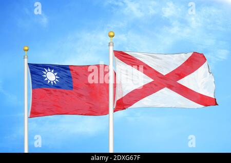 Taiwan e Irlanda del Nord due bandiere su flagpoli e blu cielo Foto Stock