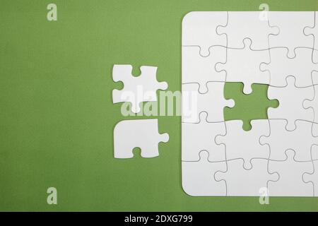 Un puzzle incompleto con un pezzo mancante per completarlo. Ci sono due pezzi l'uno accanto all'altro, ma solo uno di loro è quello giusto. Business, te Foto Stock