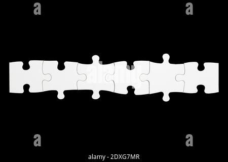 Un puzzle bianco 6 pezzi Uniti insieme. Per formare parole mettendo lettere su ciascuno dei pezzi di puzzle. Copia spazio Foto Stock