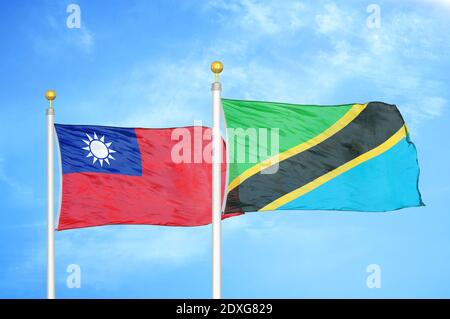 Taiwan e Tanzania due bandiere su paletti e cielo blu Foto Stock