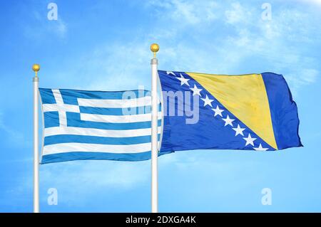 Grecia e Bosnia-Erzegovina due bandiere sui flagpoli e. cielo blu Foto Stock