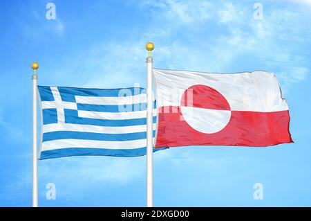 Grecia e Groenlandia due bandiere su pali e cielo blu Foto Stock