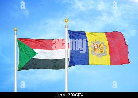 Sudan e Andorra due bandiere su flagpoli e cielo blu Foto Stock