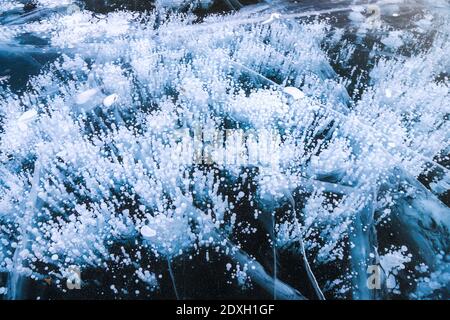 Baishan, Cina. 23 dicembre 2020. La bellezza del lago di ghiaccio blu a Baishan, Jilin, Cina il 23 dicembre, 2020.(foto da TPG/cnsphotos) credito: TopPhoto/Alamy Live News Foto Stock