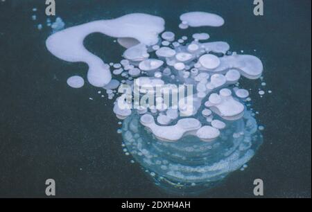 Baishan, Cina. 23 dicembre 2020. La bellezza del lago di ghiaccio blu a Baishan, Jilin, Cina il 23 dicembre, 2020.(foto da TPG/cnsphotos) credito: TopPhoto/Alamy Live News Foto Stock