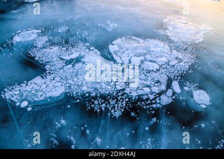 Baishan, Cina. 23 dicembre 2020. La bellezza del lago di ghiaccio blu a Baishan, Jilin, Cina il 23 dicembre, 2020.(foto da TPG/cnsphotos) credito: TopPhoto/Alamy Live News Foto Stock