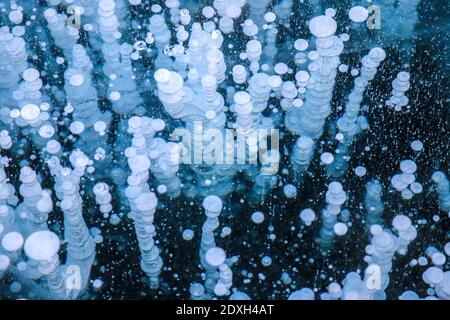 Baishan, Cina. 23 dicembre 2020. La bellezza del lago di ghiaccio blu a Baishan, Jilin, Cina il 23 dicembre, 2020.(foto da TPG/cnsphotos) credito: TopPhoto/Alamy Live News Foto Stock