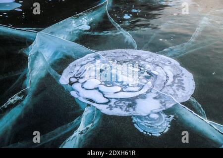 Baishan, Cina. 23 dicembre 2020. La bellezza del lago di ghiaccio blu a Baishan, Jilin, Cina il 23 dicembre, 2020.(foto da TPG/cnsphotos) credito: TopPhoto/Alamy Live News Foto Stock