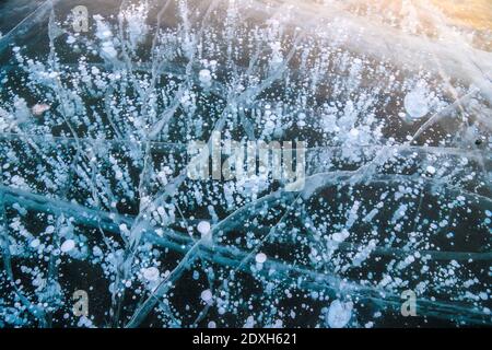 Baishan, Cina. 23 dicembre 2020. La bellezza del lago di ghiaccio blu a Baishan, Jilin, Cina il 23 dicembre, 2020.(foto da TPG/cnsphotos) credito: TopPhoto/Alamy Live News Foto Stock