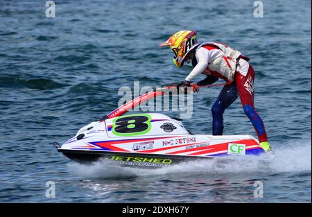 Giovane concorrente di gara Jet Ski in movimento a velocità. Foto Stock