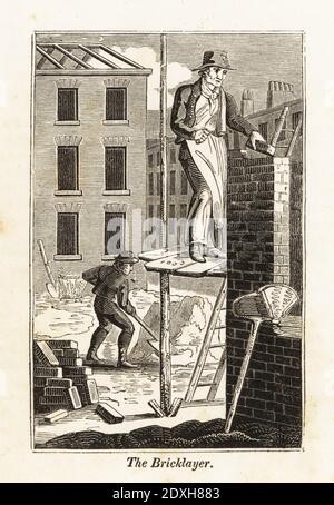 Muratore in grembiule e cappelli che posano mattoni con cazzuola e cemento. È in piedi su una piattaforma su ponteggi, mentre una navvy pala sabbia. Mattoni, vanga, pala, brodone, sabbia, cemento sul cantiere. Incisione di blocchi di legno dal Libro dei mestieri inglesi, o Biblioteca di arti utili, F.C.& J. Rivington, Londra, 1821. Foto Stock