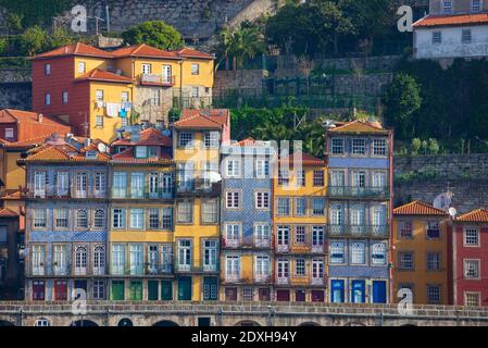 Case tipiche a Porto (quartiere Ribeira) Portogallo. Foto Stock
