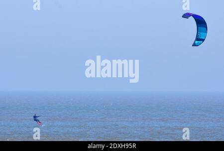 Kite Surfer sul mare Surfer e Kite in vista. Foto Stock