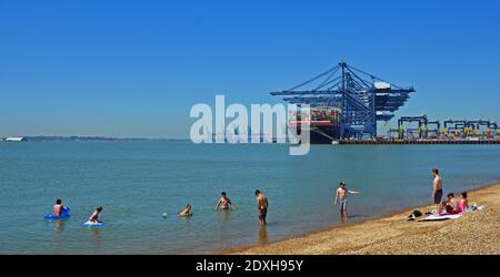 Felixstowe attracca una nave container che viene caricata con giovani che nuotano nel terreno. Foto Stock