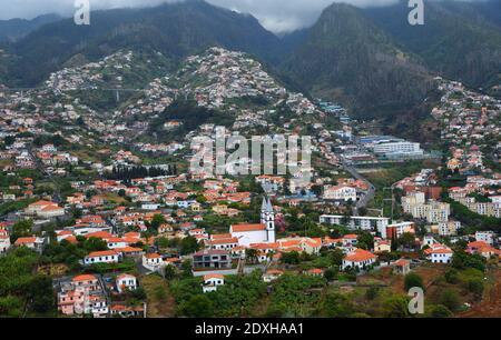 Vista da Picos dos Barcelos di una delle zone residenziali di Funchal Madeira. Portogallo. Foto Stock