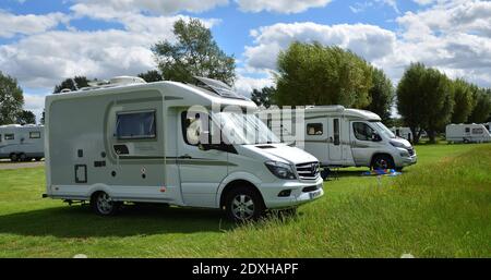 Due grandi camper sul campeggio. Foto Stock