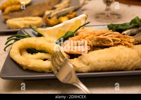 primo piano del piatto con pesce fritto dorato Foto Stock