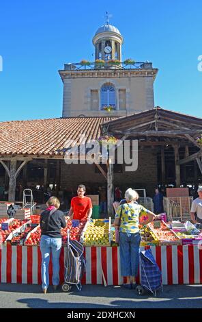 Acquirente che acquista frutta presso il mercato coperto hisotrico di Revel Languedoc Roussillon Francia Foto Stock