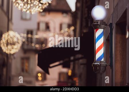Barbiere e le luci di Natale nella città di Udine, Friuli Venezia Giulia, Italia. Foto Stock