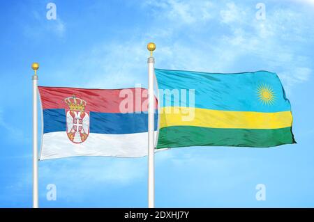 Serbia e Ruanda due bandiere su paletti e cielo blu Foto Stock