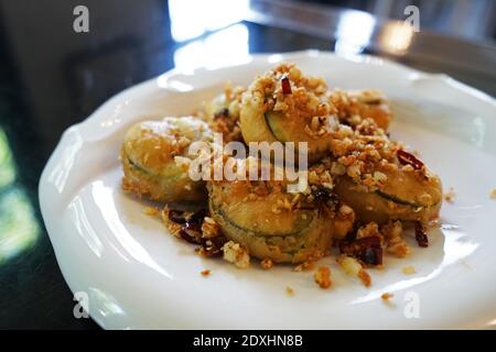 Primo piano melanzane fritte con peperoncino croccante e aglio Foto Stock