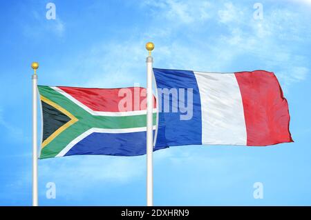 Sudafrica e Francia due bandiere su paletti e blu cielo Foto Stock