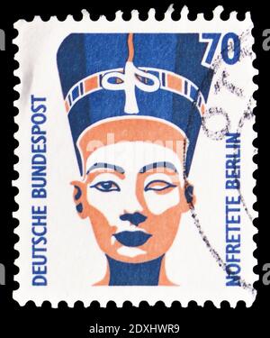 MOSCA, RUSSIA - 23 MARZO 2019: Francobollo stampato in Germania, Berlino mostra Nefertiti busto, Tourist sights serie, circa 1988 Foto Stock