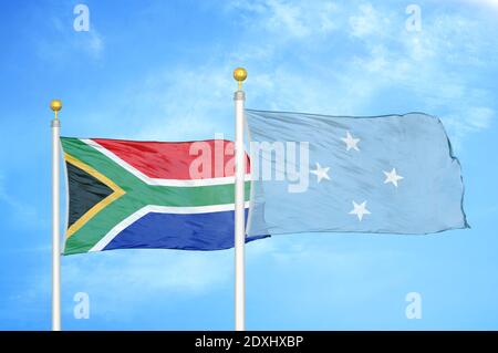 Sudafrica e Micronesia due bandiere su paletti e blu cielo Foto Stock