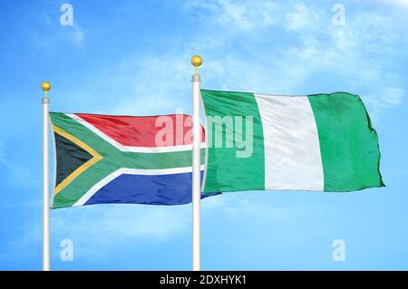 Sudafrica e Nigeria due bandiere su paletti e blu cielo Foto Stock